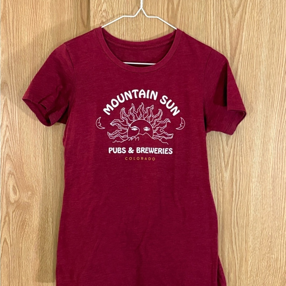 ‘Mountain Sun Pubs & Breweries’ Maroon Graphic Crew Tee Top
